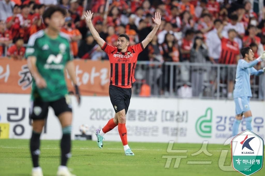 본문 이미지 - 강원FC가 안방에서 전북 현대를 2-1로 제압했다. (한국프로축구연맹 제공)