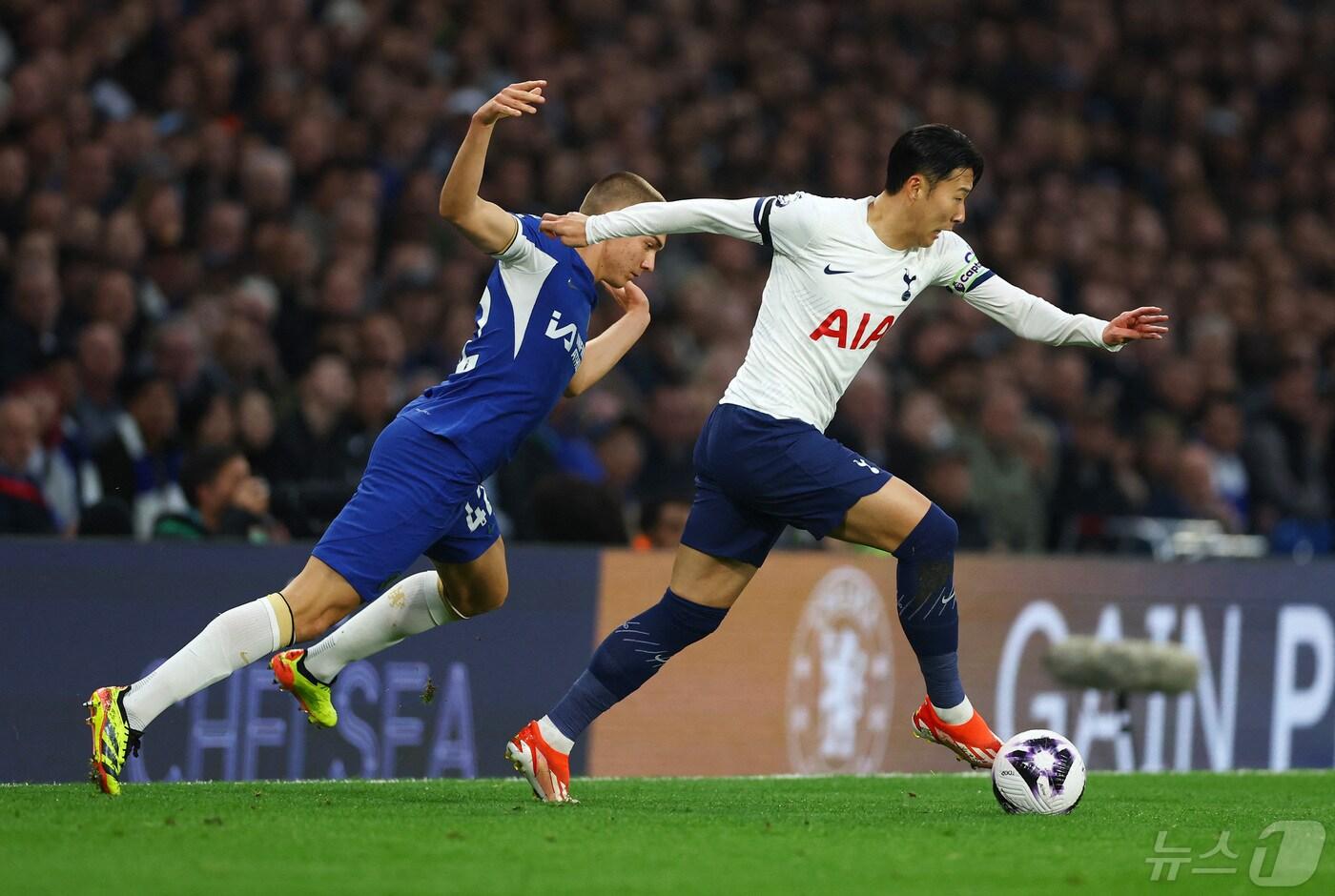 토트넘 홋스퍼의 손흥민(오른쪽) ⓒ 로이터=뉴스1