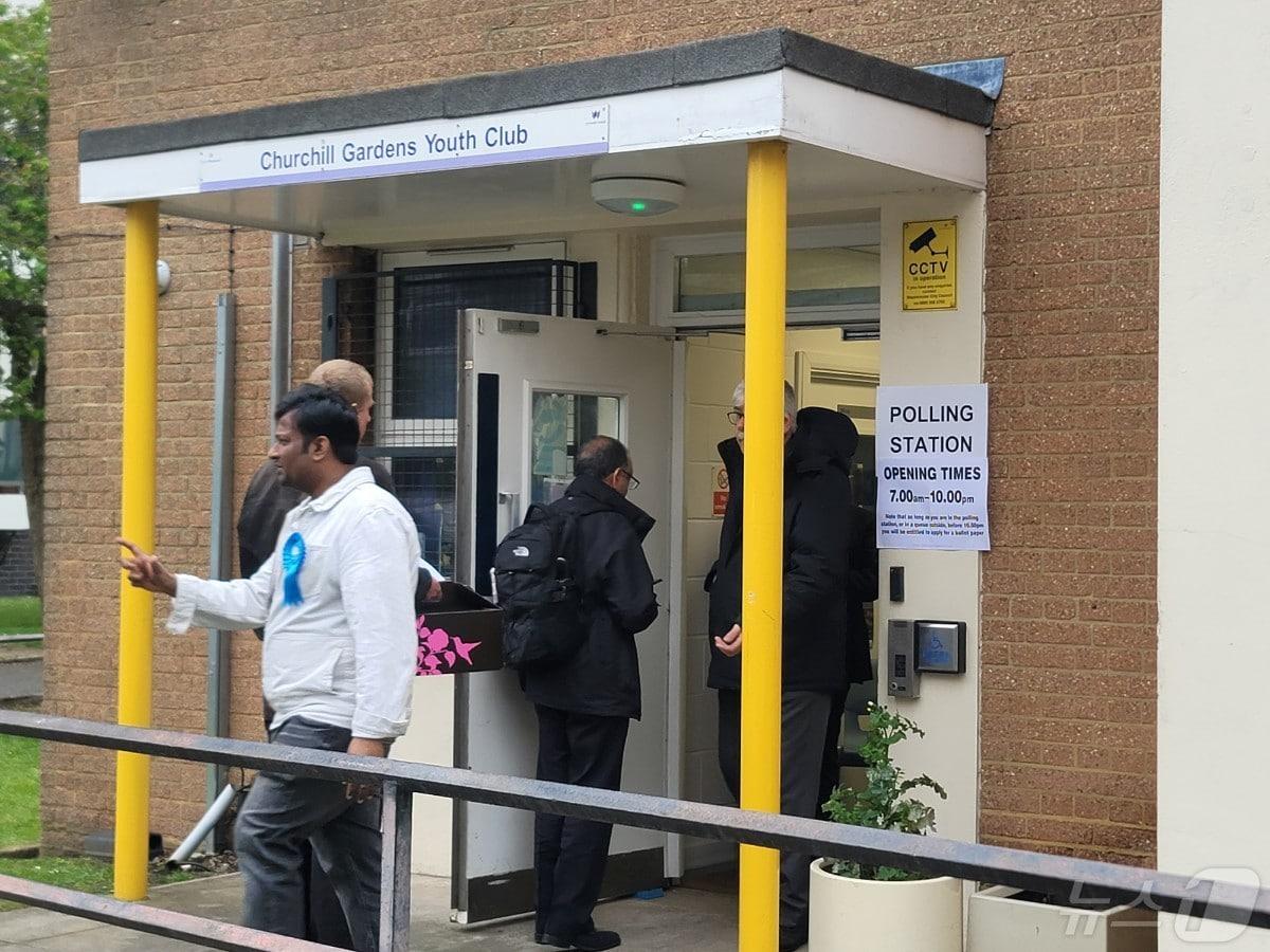 본문 이미지 - 2일&#40;현지시간&#41; 오후 영국 런던 처칠가든스유스클럽 투표소에서 시민들이 지방선거 투표를 행사하기 위해 차례를 기다리고 있다. ⓒ 뉴스1 조아현 통신원 2024.05.02/