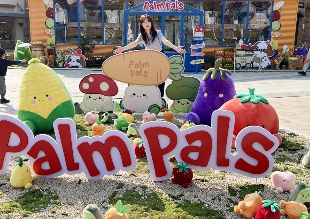 본문 이미지 - 여주 프리미엄 아울렛에서 오로라월드와 함께 선보이는 '팜팔스 가든' 팝업스토어(신세계사이먼 제공)