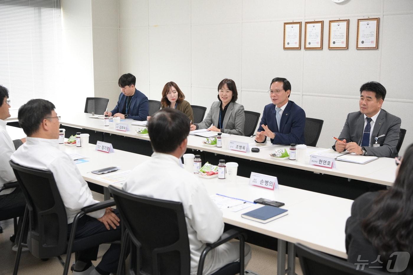 본문 이미지 - 충북 음성군의 '내고장 음성愛 주소 갖기' 운동이 성과를 내고 있다. 사진은 기업체 전입 홍보 모습.(음성군 제공)2024.5.3/뉴스1 