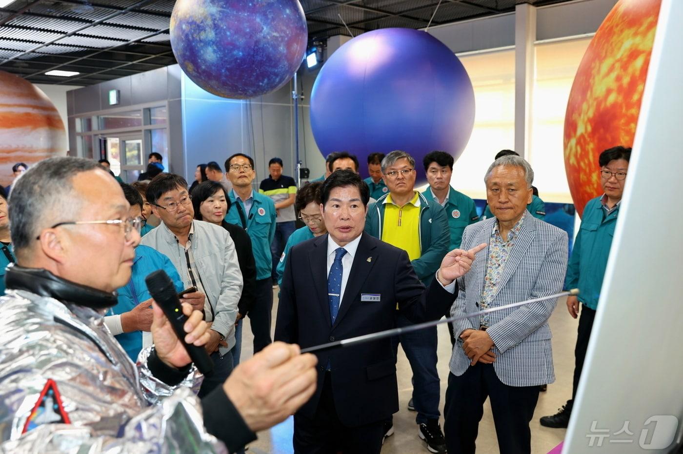 지난 2일 공영민 군수가 고흥우주항공축제 프리뷰 행사에서 최남규 관광정책실장으로부터 주요 프로그램에 대해 브리핑을 받고 있다.(고흥군 제공)2024.5.3/ 뉴스1