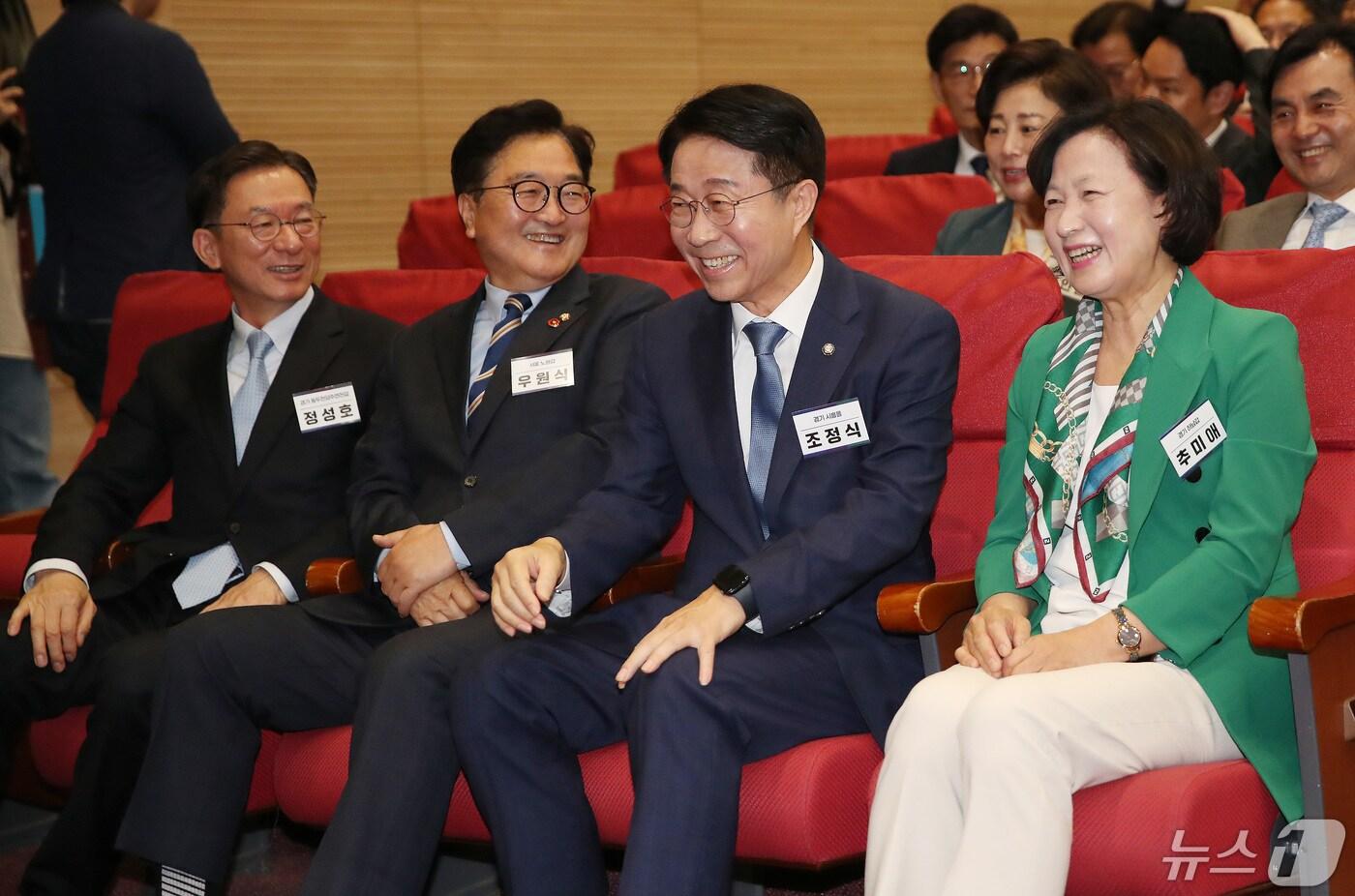 3일 오전 서울 여의도 국회 의원회관에서 열린 '제22대 국회 더불어민주당 제1기 원내대표 선출 당선자 총회'에서 제22대 국회의장 후보인 추미애(오른쪽부터), 조정식, 우원식, 정성호가 환하게 웃고 있다. 이들 중 정성호, 조정식 의원은 12일 사퇴했다. 2024.5.3/뉴스1 ⓒ News1 임세영 기자