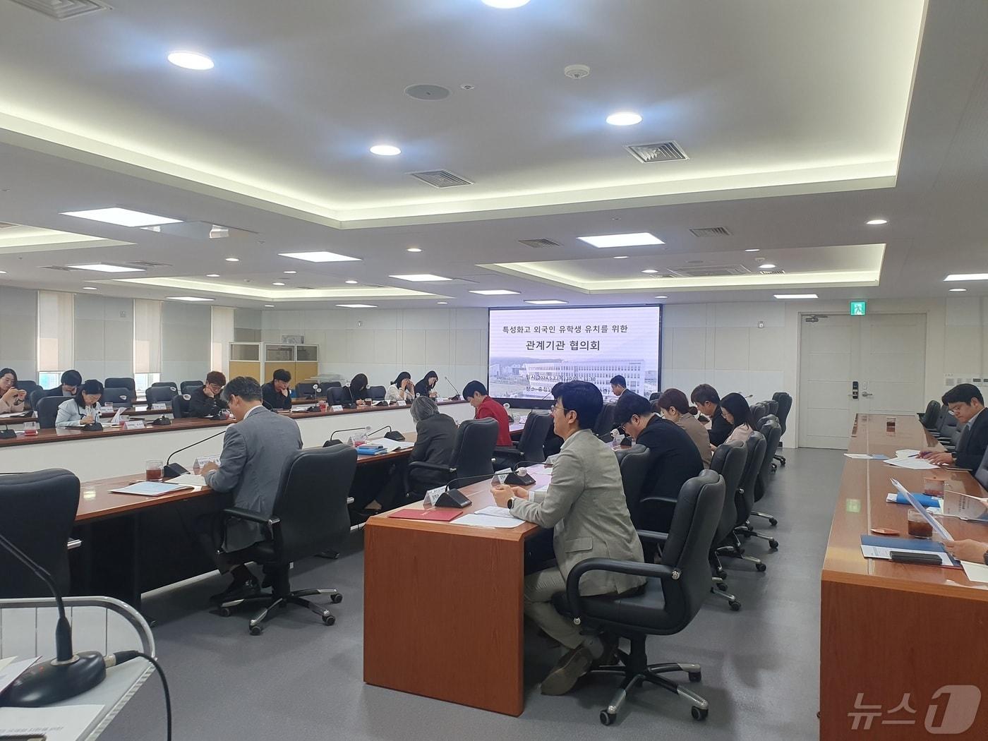 본문 이미지 - 2일 충남교육청에서 관계기관이 참석해 특성화고 외국인 유학생 유치를 위한 관계기관 협의회를 진행하고 있다.(충남교육청 제공)/뉴스1