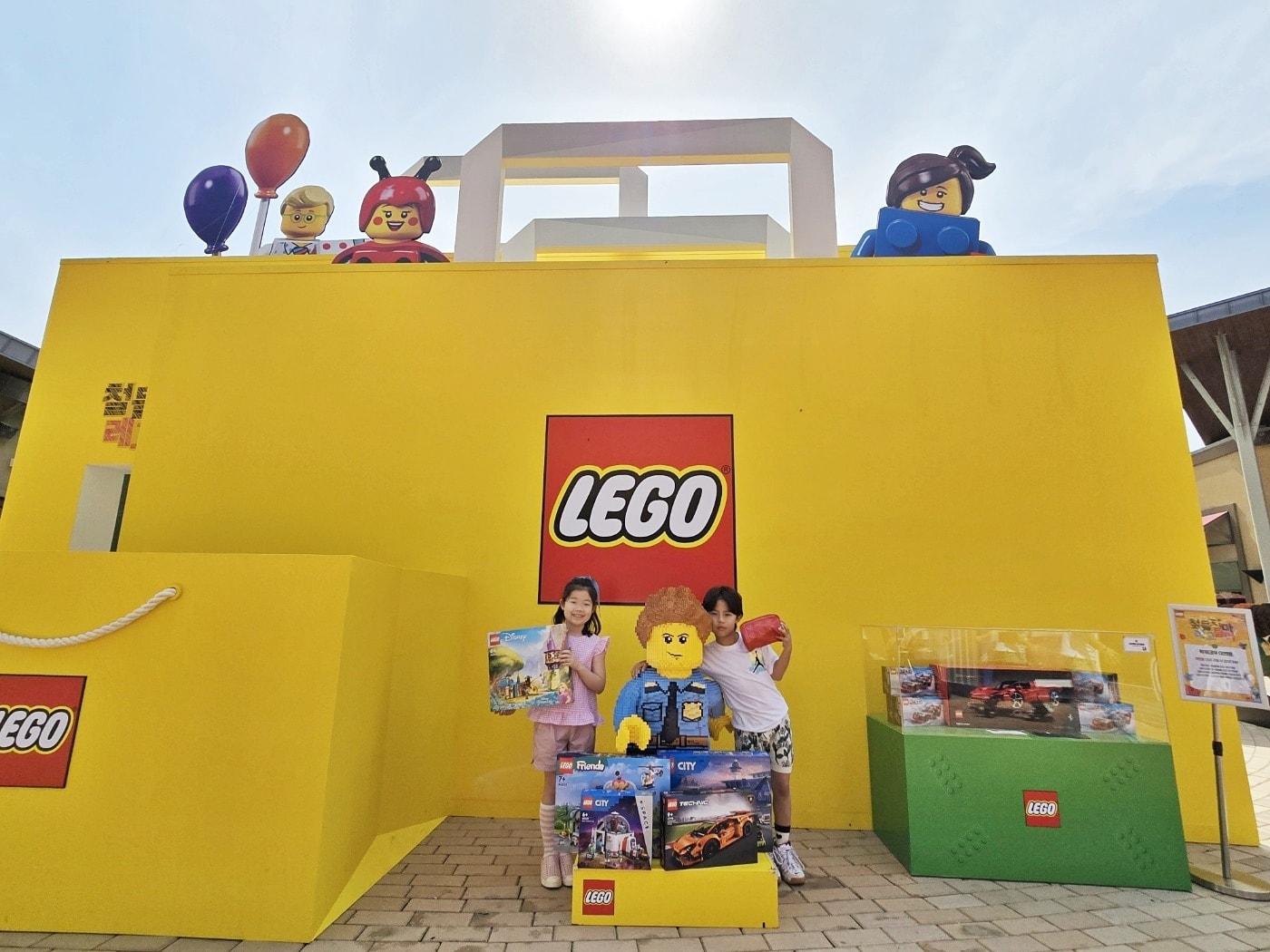 본문 이미지 - 여주 프리미엄 아울렛에 들어선 초대형 레고 팝업 스토어 전경.(신세계사이먼 제공).