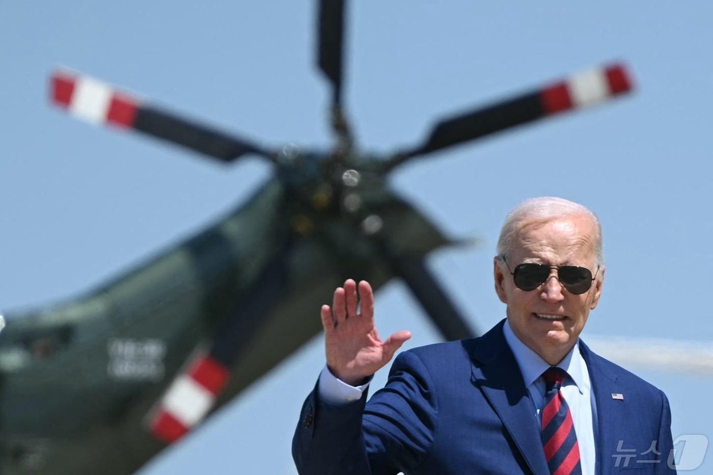 조 바이든 미국 대통령이 2일(현지시간) 노스캐롤라이나로 가기 위해 워싱턴 인근 앤드루스 합동 기지서 전용기를 타고 있다. 2024.05.03 ⓒ AFP=뉴스1 ⓒ News1 우동명 기자