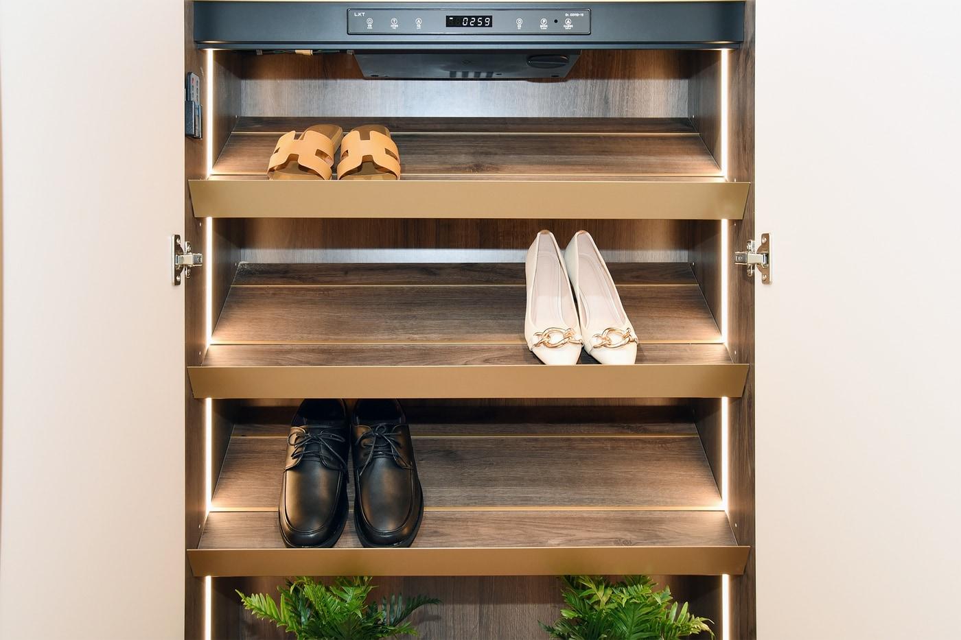 내장된 히터로 젖은 신발을 말리고 플라즈마 이온으로 세균과 바이러스를 제거한다. 사진=코시스엘케이 제공