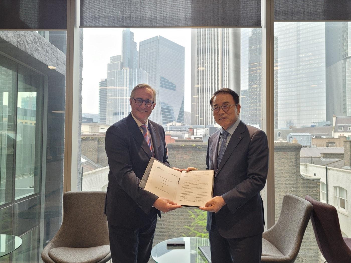 본문 이미지 -  조용병 은행연합회 회장(오른쪽)과 밥 위글리(Bob Wigely) 영국은행협회 회장(왼쪽)이 MOU를 체결하고 기념사진을 촬영하는 모습. (은행연합회 제공)