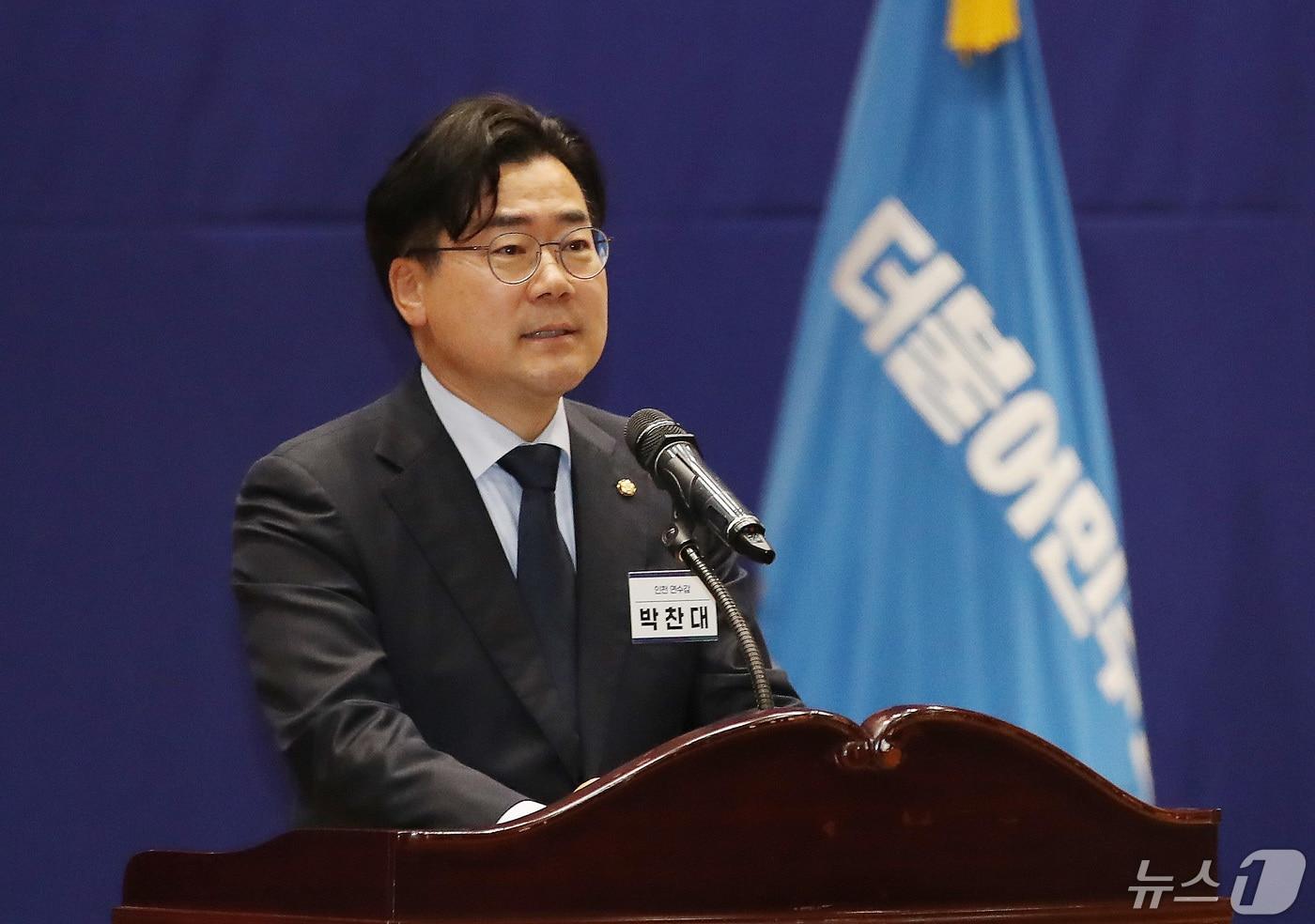 본문 이미지 - 박찬대 신임 원내대표가 3일 오전 서울 여의도 국회 의원회관에서 열린 '제22대 국회 더불어민주당 제1기 원내대표 선출 당선자 총회'에서 인사말을 하고 있다. 2024.5.3/뉴스1 ⓒ News1 임세영 기자
