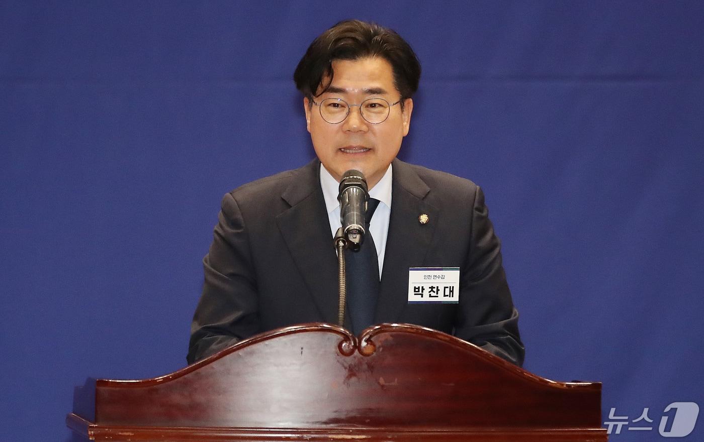 박찬대 신임 원내대표가 3일 오전 서울 여의도 국회 의원회관에서 열린 '제22대 국회 더불어민주당 제1기 원내대표 선출 당선자 총회'에서 인사말을 하고 있다. 2024.5.3/뉴스1 ⓒ News1 임세영 기자