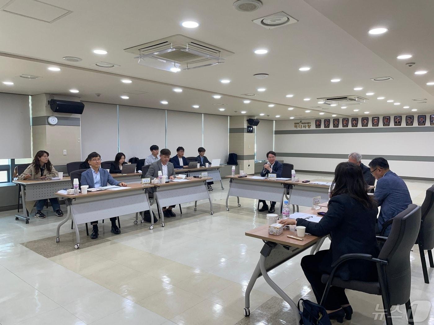 본문 이미지 - 2일 기후변화 대응형 BMC 식재모델 개발을 위한 용역 착수 보고회 장면. (부산도시공사 제공)
