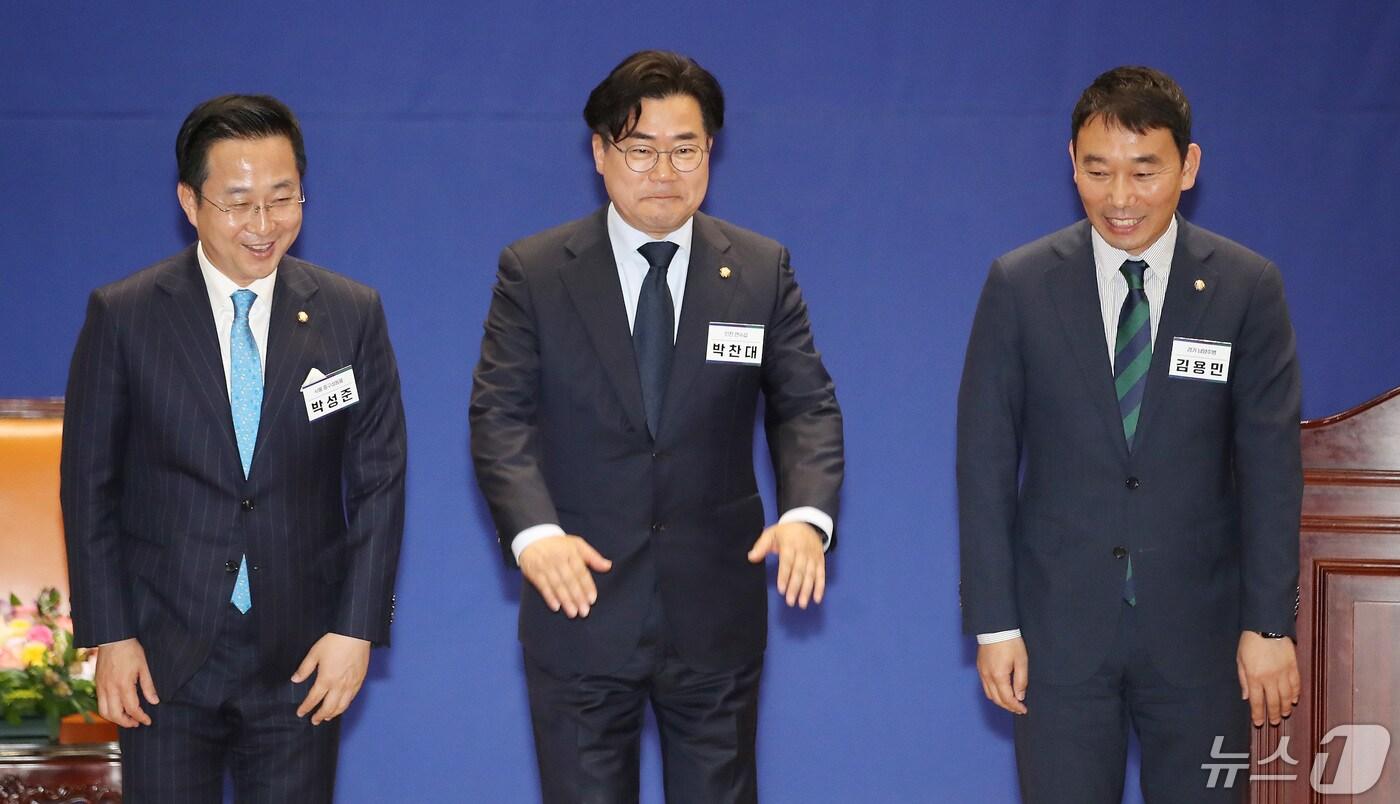 박찬대 신임 원내대표(가운데)가 3일 오전 서울 여의도 국회 의원회관에서 열린 '제22대 국회 더불어민주당 제1기 원내대표 선출 당선자 총회'에서 박성준 원내수석부대표(왼쪽)와 김용민 정책수석부대표와 의원들을 향해 인사 하고 있다. 2024.5.3/뉴스1 ⓒ News1 임세영 기자