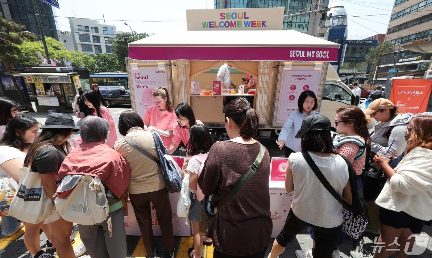 본문 이미지 - 서울 중구 명동역 앞에서 서울시와 서울관광협회 주최로 ‘2024 서울환대주간(Seoul Welcome Week 2024)’ 봄맞이 외국 손님 환영 행사가 진행되고 있다. 2024.5.3/뉴스1 ⓒ News1 김성진 기자