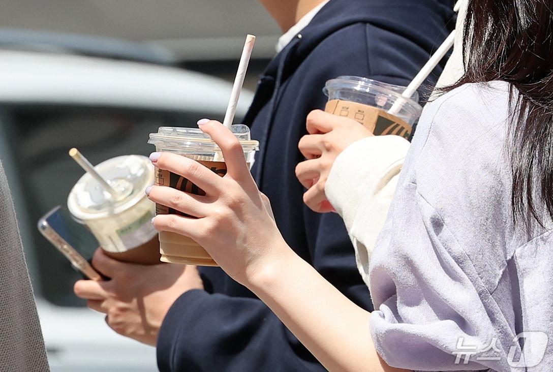 본문 이미지 - 서울 도심에서 점심시간에 직장인이 커피를 마시는 모습. ⓒ 뉴스1 김진환 기자