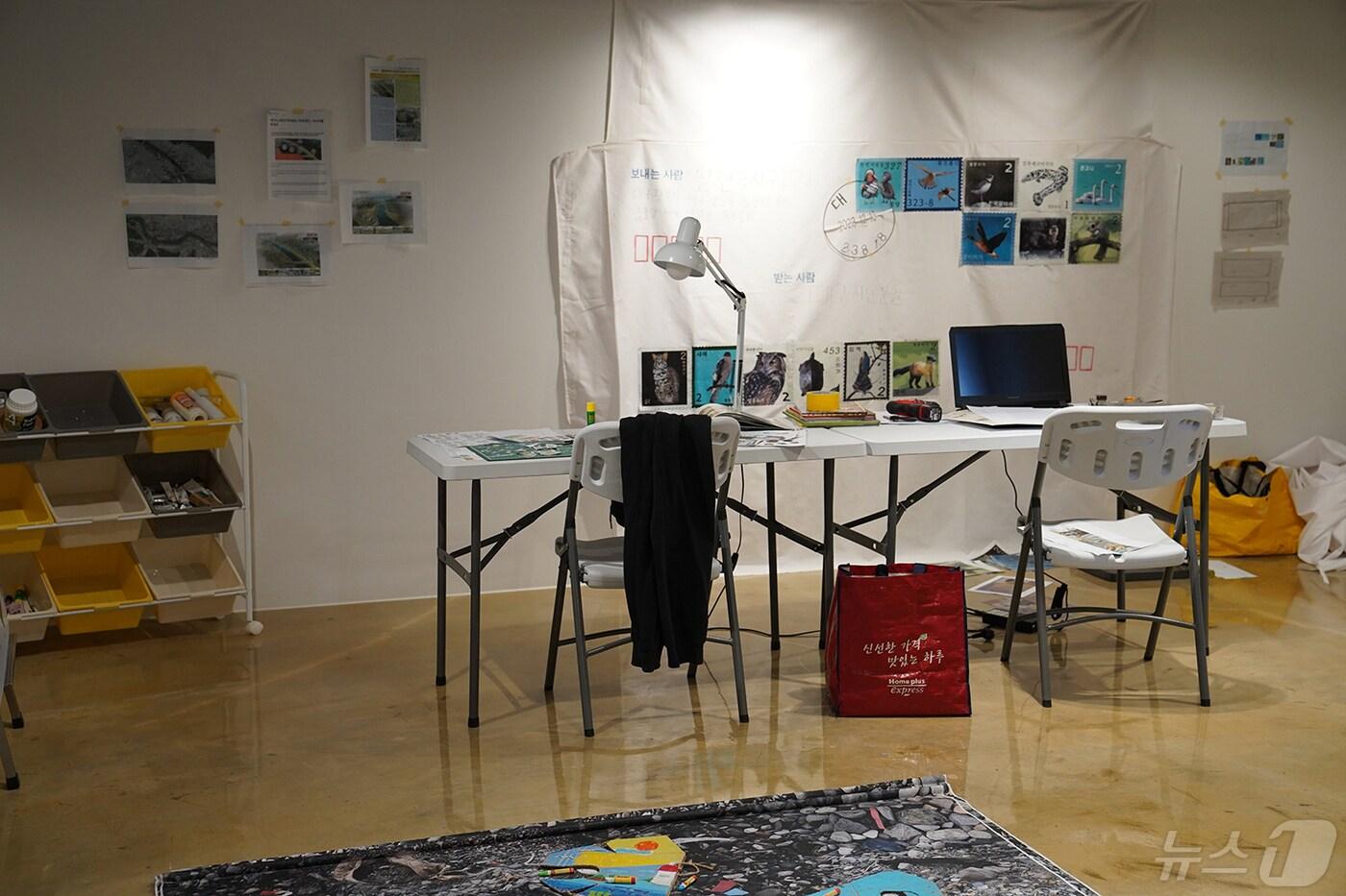 '그들이 이야기, 우리의 이야기:3개의 질문과 3개의 프로젝터' 전시장 내부. (행복북구문화재단 제공)