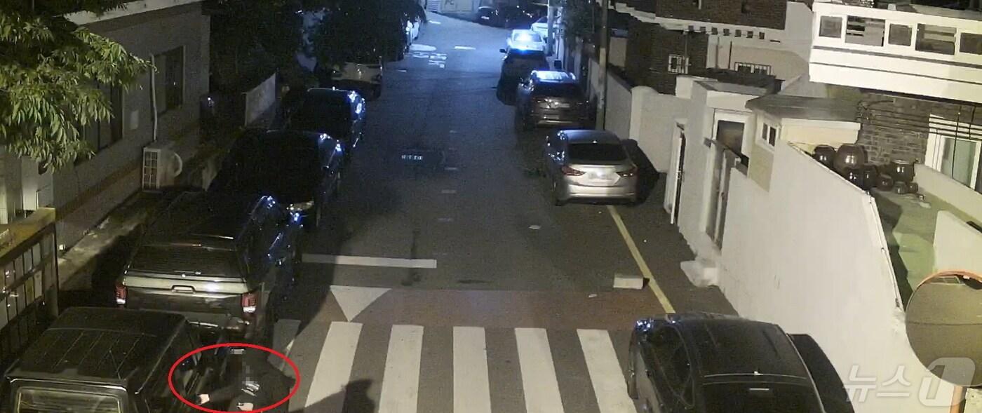 본문 이미지 - 울산 중구 CCTV통합관제센터 모니터링에 포착된 차량털이 미수범 모습. (울산 중구 제공)