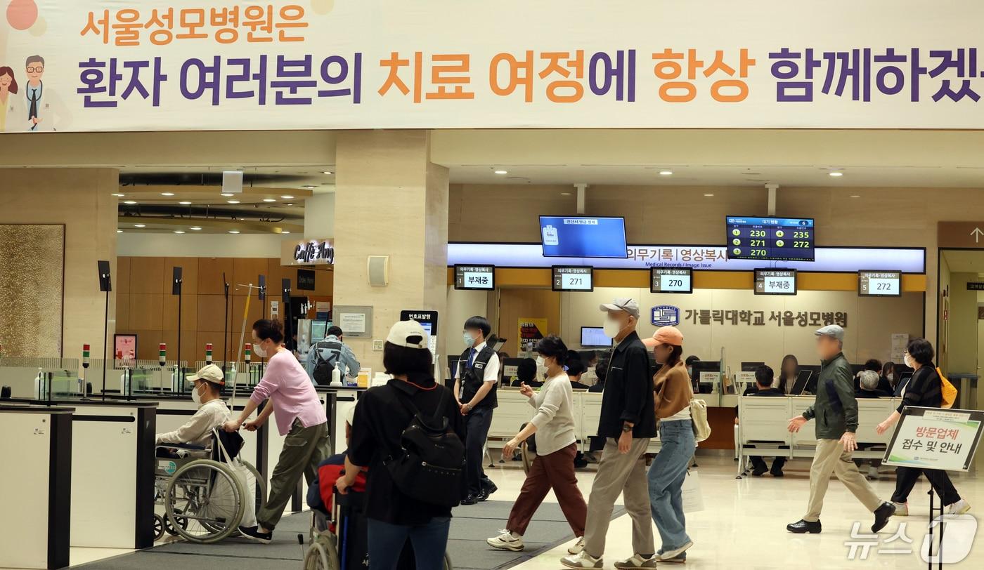 본문 이미지 - 3일 서울 서초구 가톨릭대학교 서울성모병원에서 환자와 보호자가 이동하고 있다. 2024.5.3/뉴스1 ⓒ News1 김명섭 기자