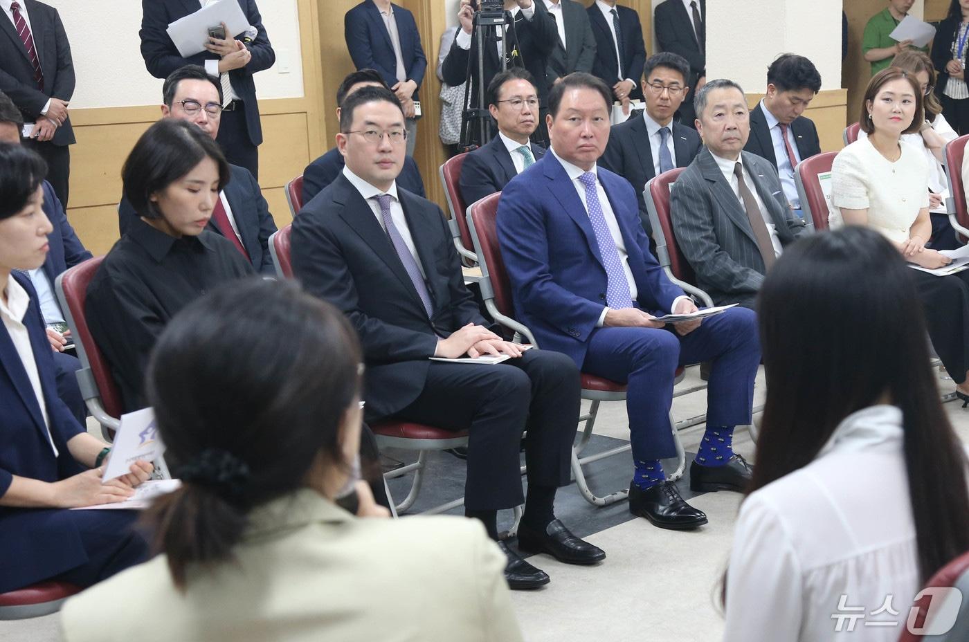 최태원 대한상공회의소 회장, 구광모 LG 그룹 회장, 박정원 두산 회장이 3일 서울 서대문종합사회복지관에서 열린 대한상의 ERT ‘제4차 다함께 나눔프로젝트’에서 간병돌봄 현황과 지원 필요성에 대해 설명을 듣고 있다. LG그룹과 두산그룹은 이날 간병돌봄 가족을 위한 약 25억 원 규모의 후원을 결정했다. (대한상공회의소 제공) 2024.5.3/뉴스1