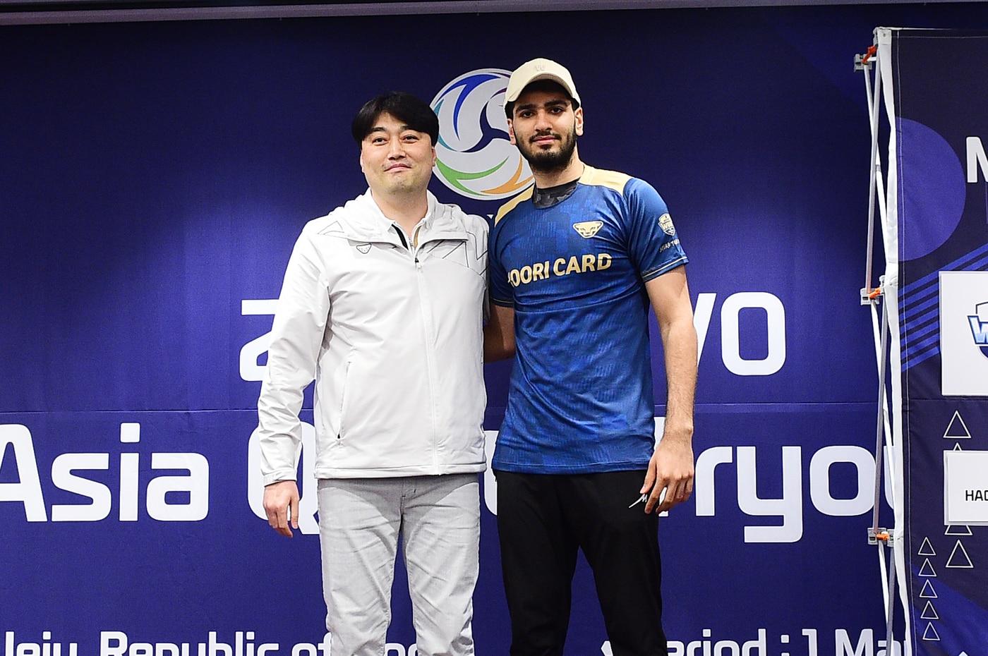 본문 이미지 - 우리카드에 입단한 알리 하그파라스트(오른쪽)와 김재현 수석코치. (한국배구연맹 제공)