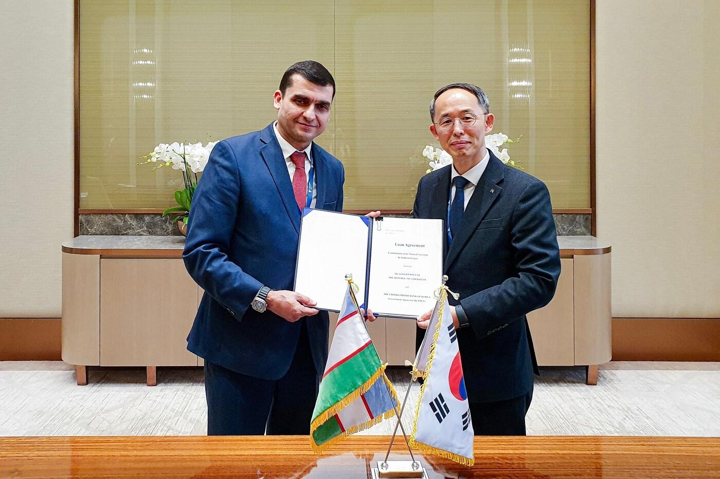 본문 이미지 - 황기연(왼쪽) 수은 상임이사가 2일 우즈베키스탄 타슈켄트에서 차관공여계약서에 서명한 뒤, 아실벡 후다야로프(Asilbek Khudayarov) 우즈베키스탄 보건부 장관과 기념 촬영을 하고 있다.(수출입은행 제공)