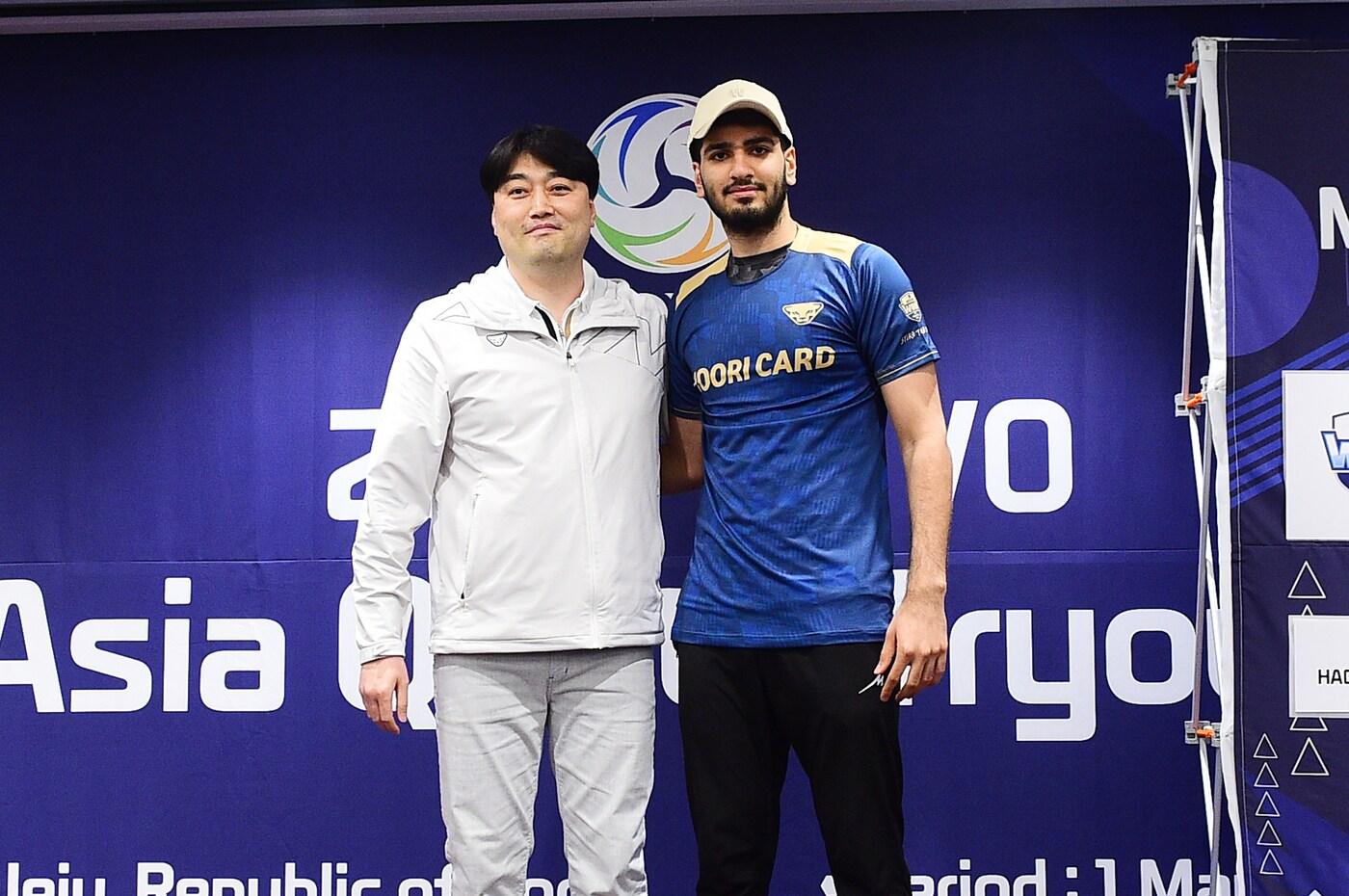 본문 이미지 - 이란 알리 하그파라스트가 김재헌 우리카드 수석코치와 포즈를 취하고 있다(한국배구연맹 제공)