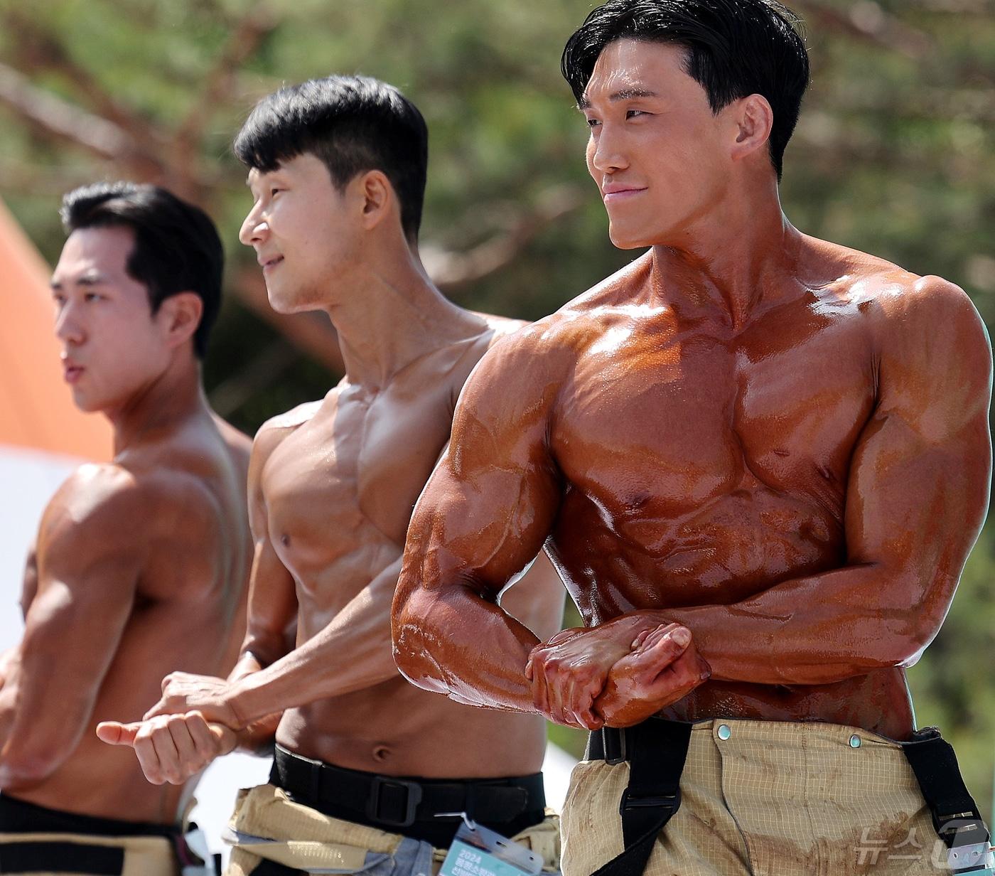 본문 이미지 - 3일 서울 여의도공원 문화의마당에서 열린 몸짱소방관 선발대회에 출전한 소방관들이 근육을 뽐내고 있다. ⓒ News1 박지혜 기자