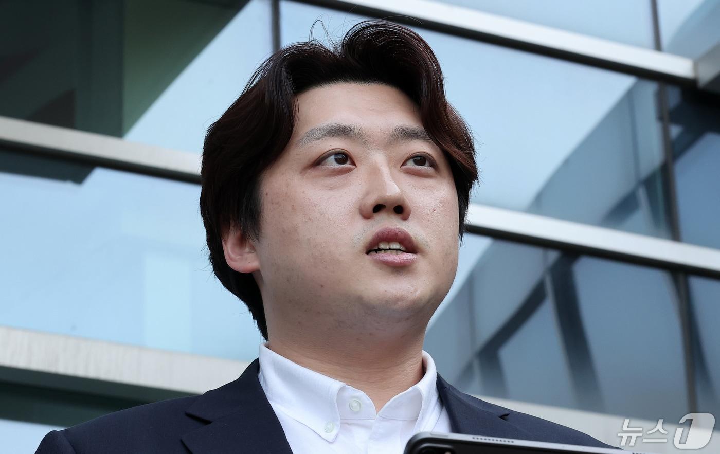 본문 이미지 - 박단 대한전공의협의회 비대위원장이 지난 5월 3일 서울 서초구 서울행정법원에서 조규홍 보건복지부 장관을 상대로 업무개시명령 취소, 진료유지명령 취소, 사직서 수리 금지 명령 취소 소송을 제기한 후 입장을 밝히고 있다. 2024.5.3/뉴스1 ⓒ News1 김성진 기자