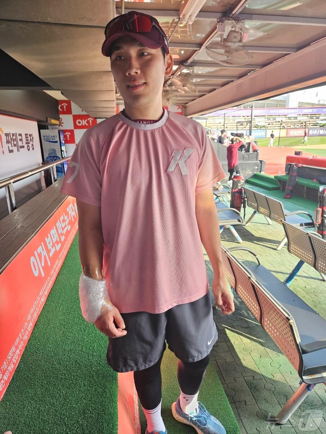 본문 이미지 - 키움 히어로즈 김인범이 3일 KT 위즈전을 앞두고 취재진과 만나 이야기하고 있다. 전날 타구에 맞은 오른 손엔 아이싱을 하고 있다. ⓒ News1