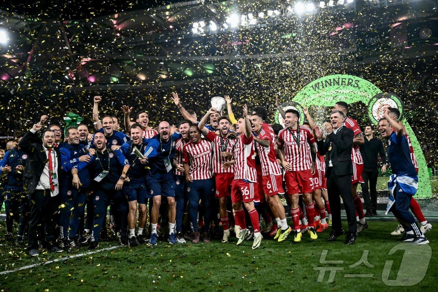 유로파 콘퍼런스리그 우승을 차지한 올림피아코스 ⓒ AFP=뉴스1