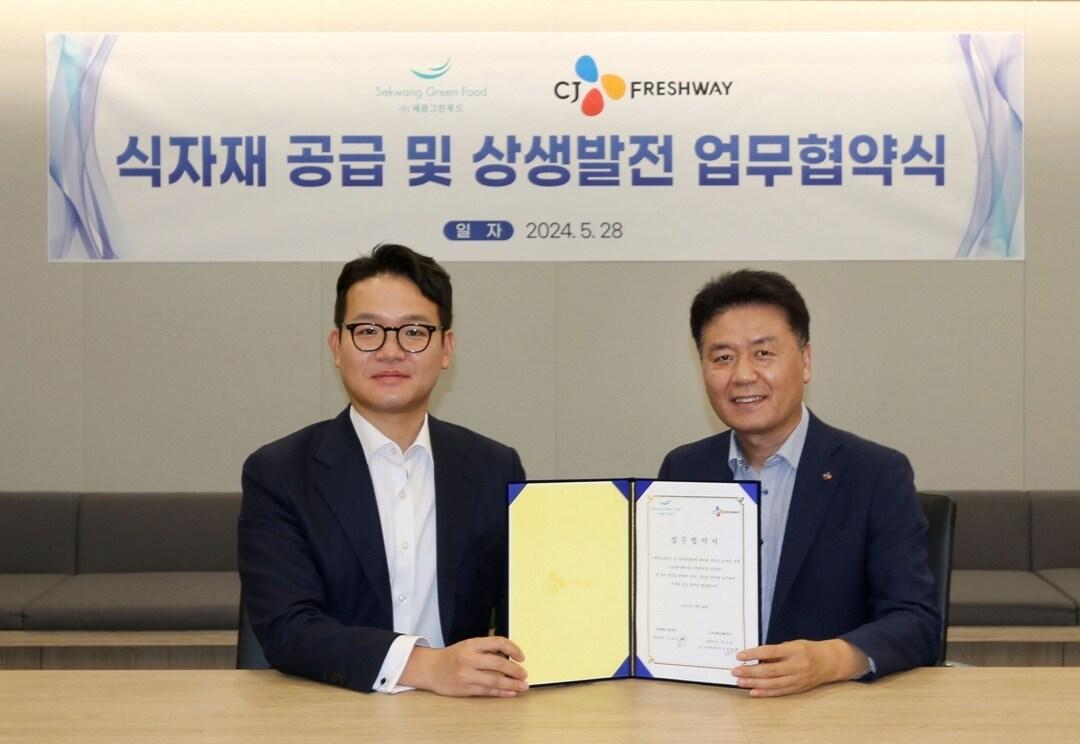 본문 이미지 - 28일 서울 마포구에 위치한 CJ프레시웨이 상암본사에서 강연중 CJ프레시웨이 FD사업본부장(오른쪽)과 김슬기 세광그린푸드 대표가 업무협약을 마치고 기념사진을 촬영하고 있다.(CJ프레시웨이 제공)