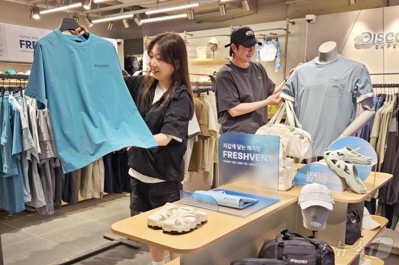 본문 이미지 - 롯데백화점 부산본점 5층 디스커버리 매장에서 직원이 프레시벤트 컬렉션을 선보이고 있다(롯데쇼핑 제공)