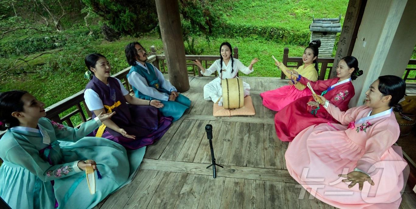 본문 이미지 - 전남대 외국인 유학생들이 김주희 강사의 북장단에 맞춰 판소리를 배우고 있다. /뉴스1