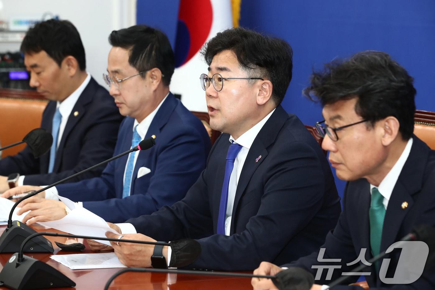 본문 이미지 - 박찬대 더불어민주당 원내대표가 22대 국회 개원 첫날인 30일 오전 서울 여의도 국회에서 열린 정책조정회의에서 모두발언을 하고 있다. 2024.5.30/뉴스1 ⓒ News1 이광호 기자