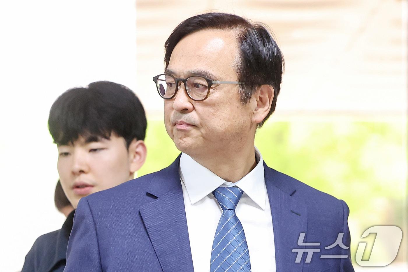 본문 이미지 - 내부 기밀자료를 유출한 혐의를 받는 안승호 전 삼성전자 IP센터장(부사장)이 영장실질심사를 받기 위해 서울중앙지법에 들어서고 있다. 2024.5.30/뉴스1 ⓒ News1 민경석 기자