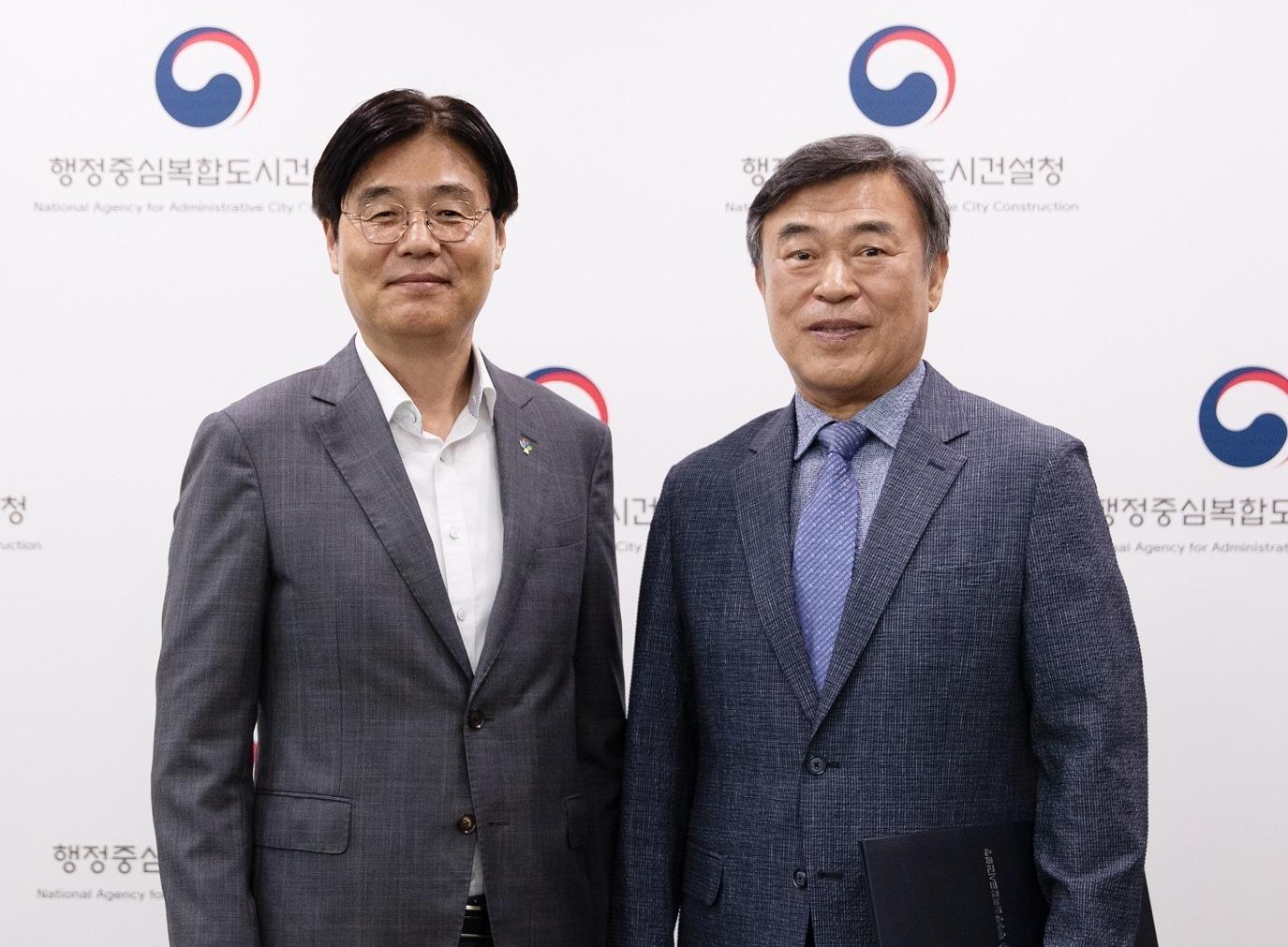 본문 이미지 - 세종공동캠퍼스운영법인 이사장으로 선임된 한석수 전 한국교육학술정보원장(오른쪽)이 30일 임명장을 받은 뒤 김형렬 행정중심복합도시건설청장과 기념사진을 찍고 있다. (행복청 제공) / 뉴스1