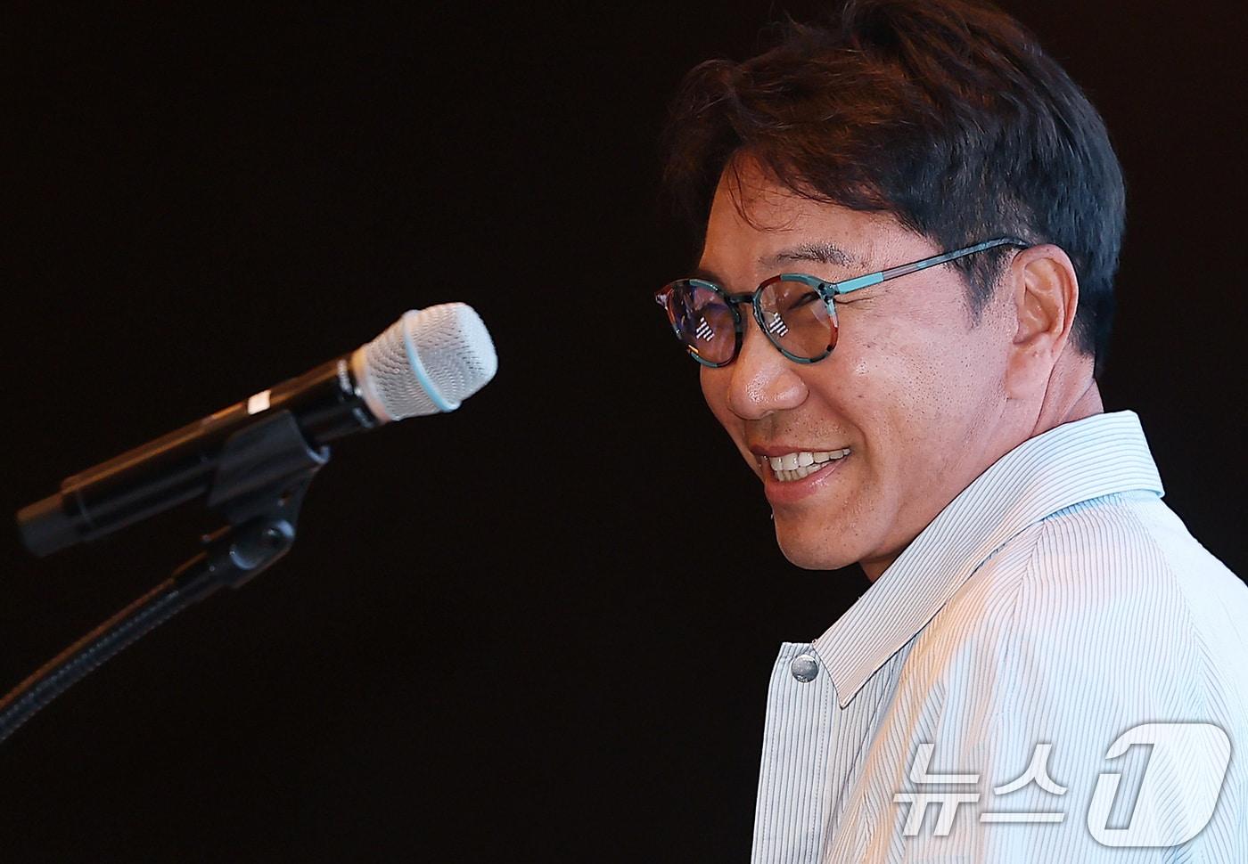 본문 이미지 - 이수만 SM엔터테인먼트 전 총괄 프로듀서가 30일 오전 서울 영등포구 여의도 콘래드호텔에서 열린 국제저작권관리단체연맹(CISAC) 세계총회에 참석해 기조연설을 위해 단상에 오르고 있다. 국제저작권관리단체연맹(CISAC)은 1926년 창립돼 전 세계 116개국 225개 저작권 단체를 회원으로 두고 d 음악, 드라마, 문학 등을 아우르는 문화예술 분야 창작자 약 500만명이 회원으로 참여한 세계 최대 규모 저작권 관련 비정부 기구다. 2024.5.30/뉴스1 ⓒ News1 김진환 기자