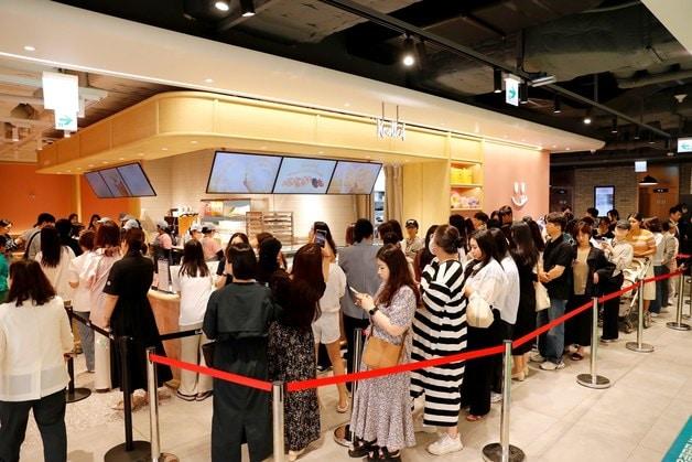 본문 이미지 - 광주시 광주신세계 지하 1층에 개점한 국내 유명 도넛 브랜드 ‘노티드 도넛’ 매장에 고객이 몰려 줄을 서고 있다.&#40;광주신세계 제공&#41;2024.5.30./뉴스1