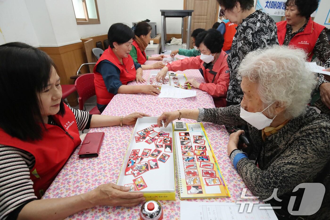 본문 이미지 - 30일 대구 중구 서문교회에서 열린 '2024년 중구 한마음순회봉사' 현장을 찾은 어르신들이 치매 예방을 위한 시니어게임을 하고 있다. 2024.5.30/뉴스1 ⓒ News1 공정식 기자