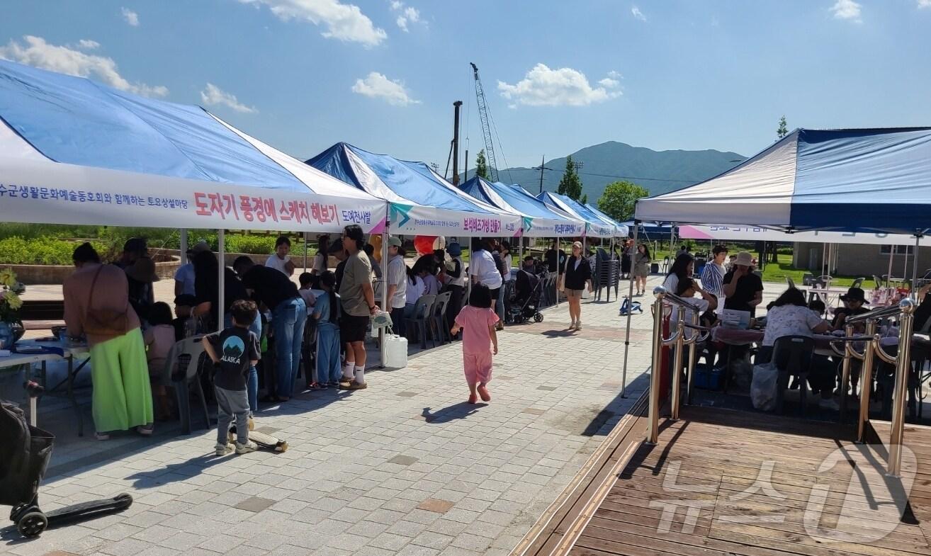 본문 이미지 - 전북자치도 장수군 생활문화예술동호회는 장수 누리파크에서 토요상설마당을 개최한다고 30일 밝혔다.사진은 지난해 행사 모습(장수군 제공)2024.5.30/뉴스1