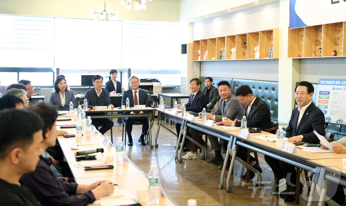 본문 이미지 - 김영록 전라남도지사가 30일 오전 민생물가 점검을 위해 전통시장인 순천시 웃장을 방문, 민생경제 회복방안을 위한 소상공인 간담회를 하고 있다.(전남도 제공) 2024.5.30/뉴스1 
