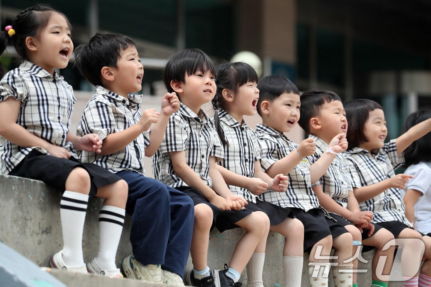 대구 북구 영진전문대 운동장에서 백호체육대회가 열리자 함성을 듣고 나온 이 대학 부설 유치원 어린이들이 응원석에 나란히 앉아 대학생들을 응원하고 있다. 2024.5.30/뉴스1 ⓒ News1 공정식 기자