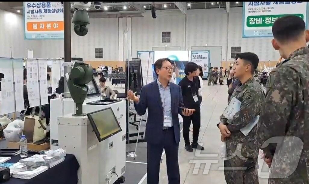 본문 이미지 - 하승태 한국아이티에스 대표가 30일 대전에서 열린 국방부 우수상용품 시범사용 제품설명회에서 군 관계자들에게 DD 모터 적용 회전형 CCTV를 설명하고 있다. 2024.5.30/뉴스1