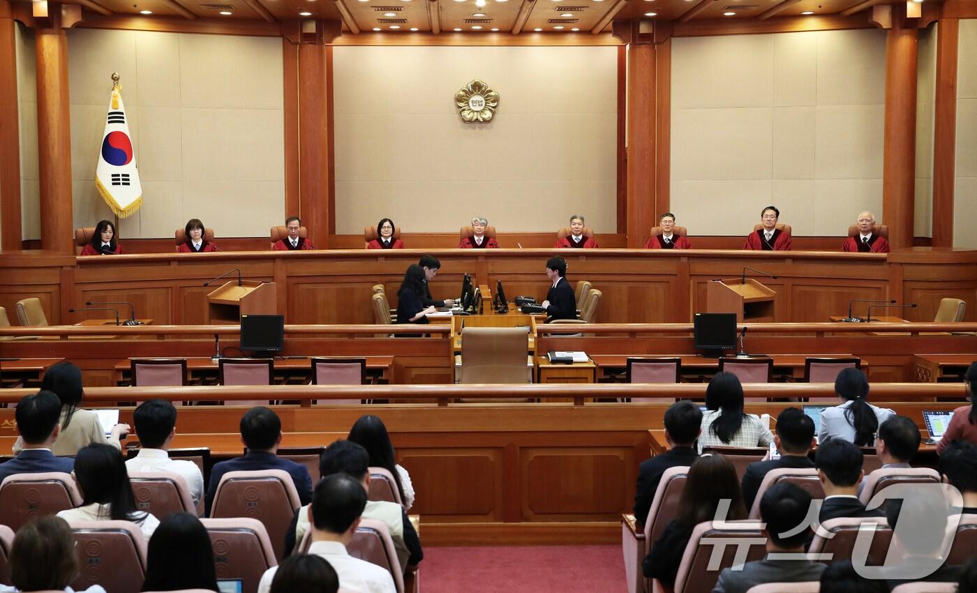 본문 이미지 - 이종석 헌법재판소장을 비롯한 헌법재판관들이 30일 서울 종로구 헌법재판소 대심판정에서 열린 5월 심판사건 선고를 위 자리하고 있다. 2024.5.30/뉴스1 ⓒ News1 오대일 기자