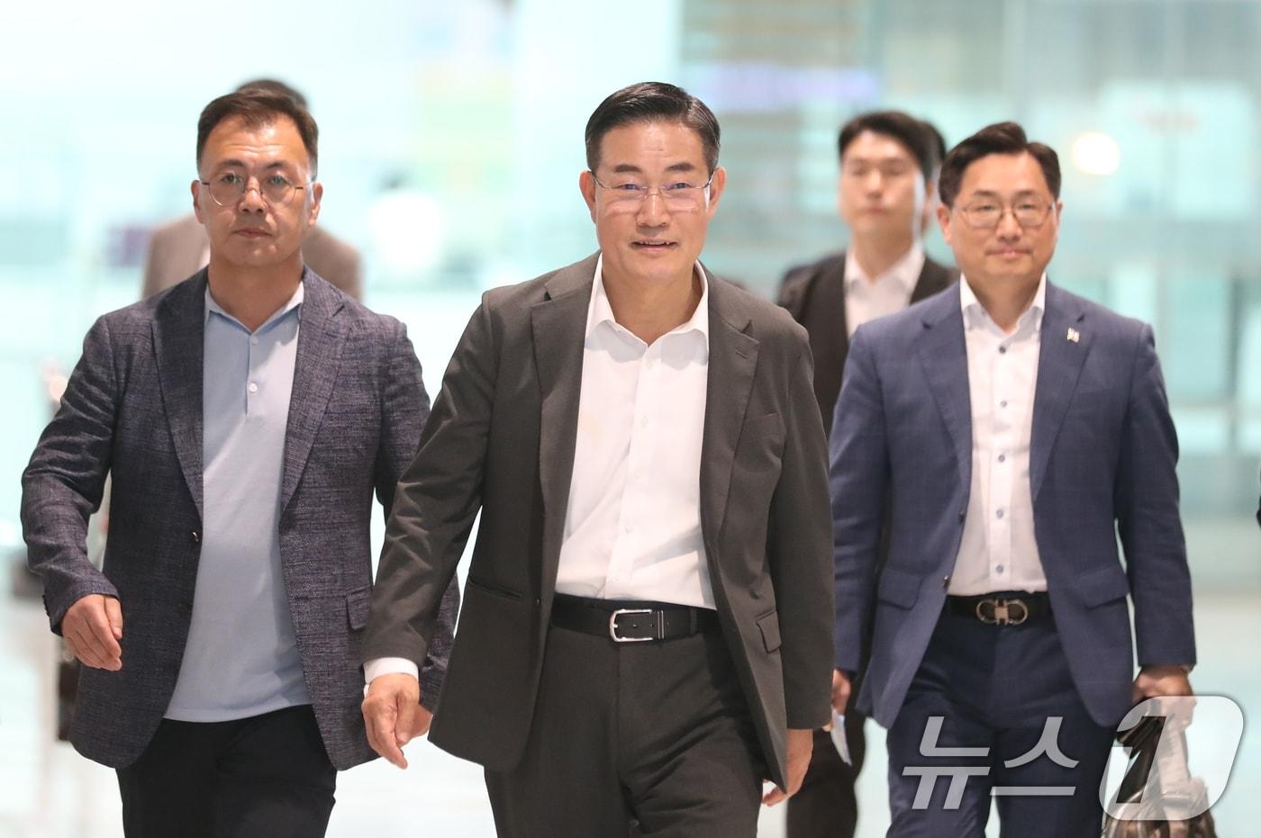 신원식 국방부 장관이 30일 싱가포르에서 열리는 아시아안보회의(샹그릴라 대화) 참석을 위해 인천국제공항을 통해 출국하고 있다. 2024.5.30/뉴스1 ⓒ News1 이승배 기자