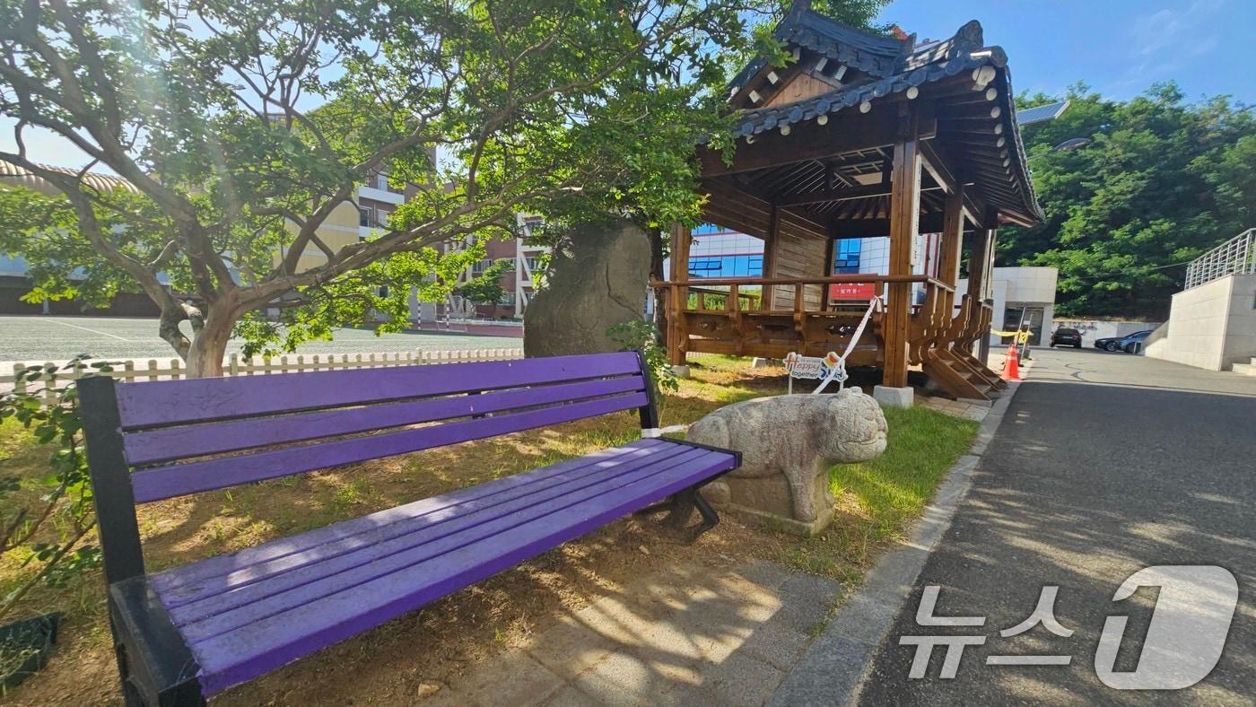 본문 이미지 - 가수 김호중의 사진과 '트바로티의 집' 현판이 철거된 김천예술고 학생 쉼터.2024.5.30/뉴스1 ⓒ News1 정우용 기자