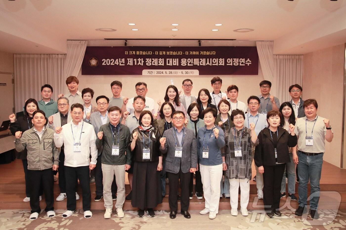 본문 이미지 - 용인시의회 의원들이 정례회 대비 의정연수에서 단체 촬영을 하고 있는 모습.(시의회 제공)