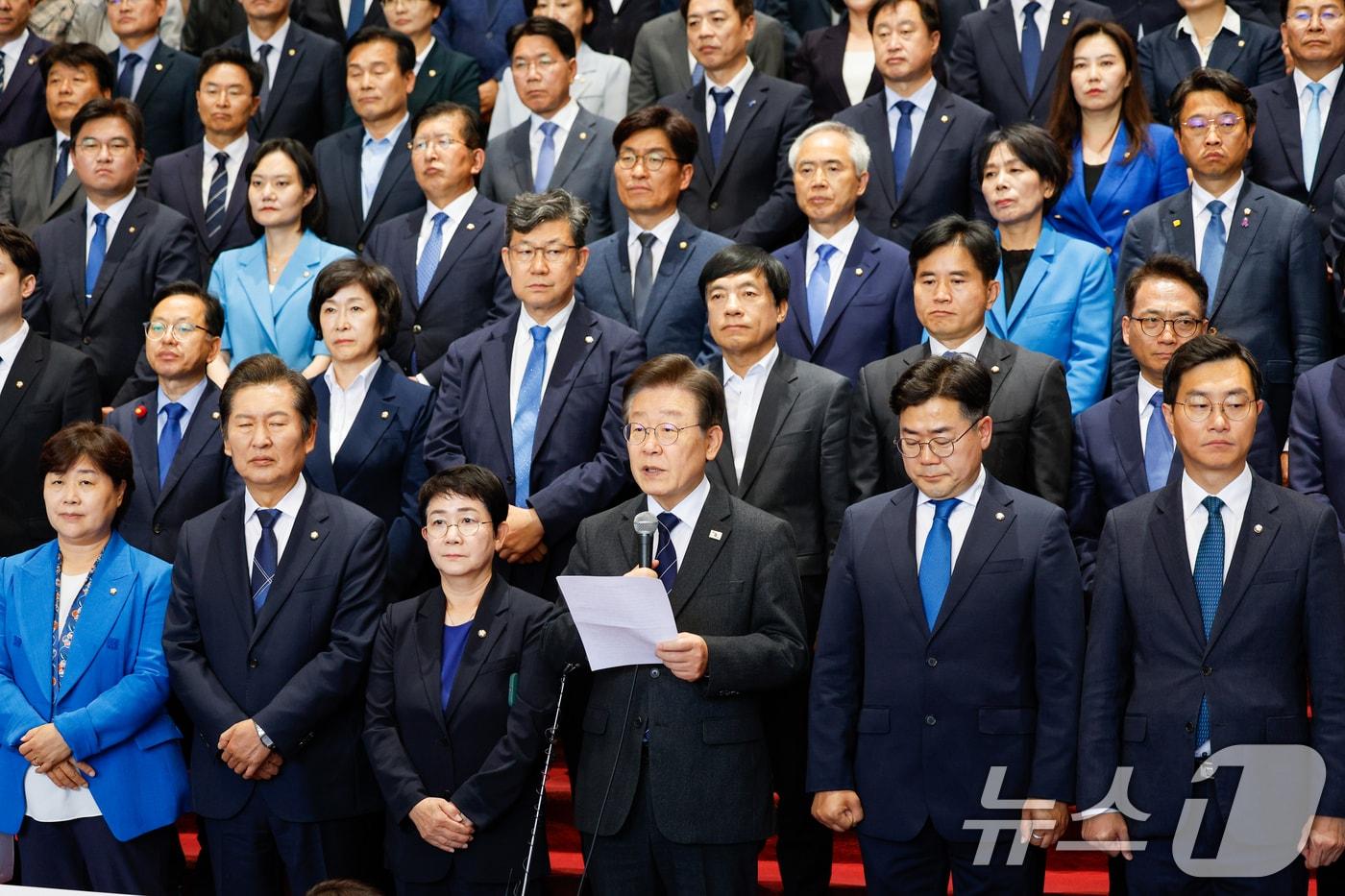 본문 이미지 - 이재명 더불어민주당 대표가 제22대 국회 개원 첫날인 30일 오후 서울 여의도 국회 로텐더홀에서 열린 첫 의원총회에 참석해 인사말을 하고 있다. 2024.5.30/뉴스1 ⓒ News1 안은나 기자