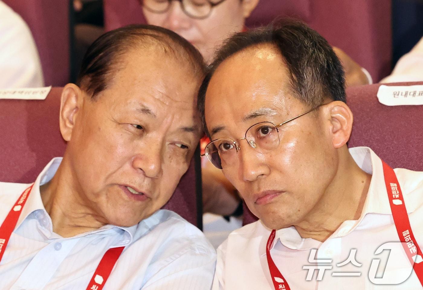 본문 이미지 - 국민의힘 황우여 비상대책위원장과 추경호 원내대표가 30일 오후 충남 천안 재능교육연수원에서 열린 국민의힘 제22대 국회의원 워크숍에서 대화하고 있다. 2024.5.30/뉴스1 ⓒ News1 구윤성 기자