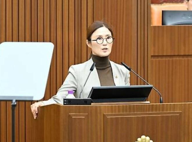 본문 이미지 - 세종시의회 김현미 의원이 지난 20일 89회 정례회에서 긴급현안질문을 하는 모습. (세종시의회 제공)/ 뉴스1