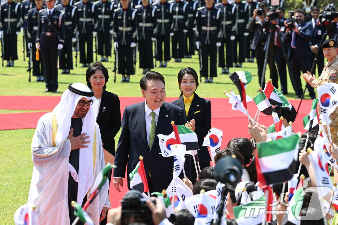 본문 이미지 - 모하메드 빈 자이드 알 나흐얀 아랍에미리트(UAE) 대통령과 윤석열 대통령이 어린이 환영단과 인사하는 모습. (대통령실 제공) 2024.5.30/뉴스1 ⓒ News1 송원영 기자